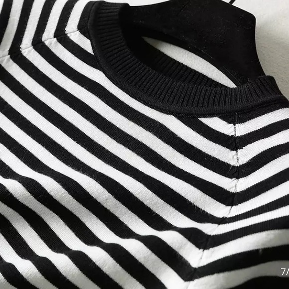 ⭐️🎉3 for $30 🎉 Summer Short Sleeve sweater Striped Pullover size small euc - Picture 2 of 2